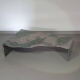 Table basse en granit de forme libre, façade ondulée graduée. Hollande '70