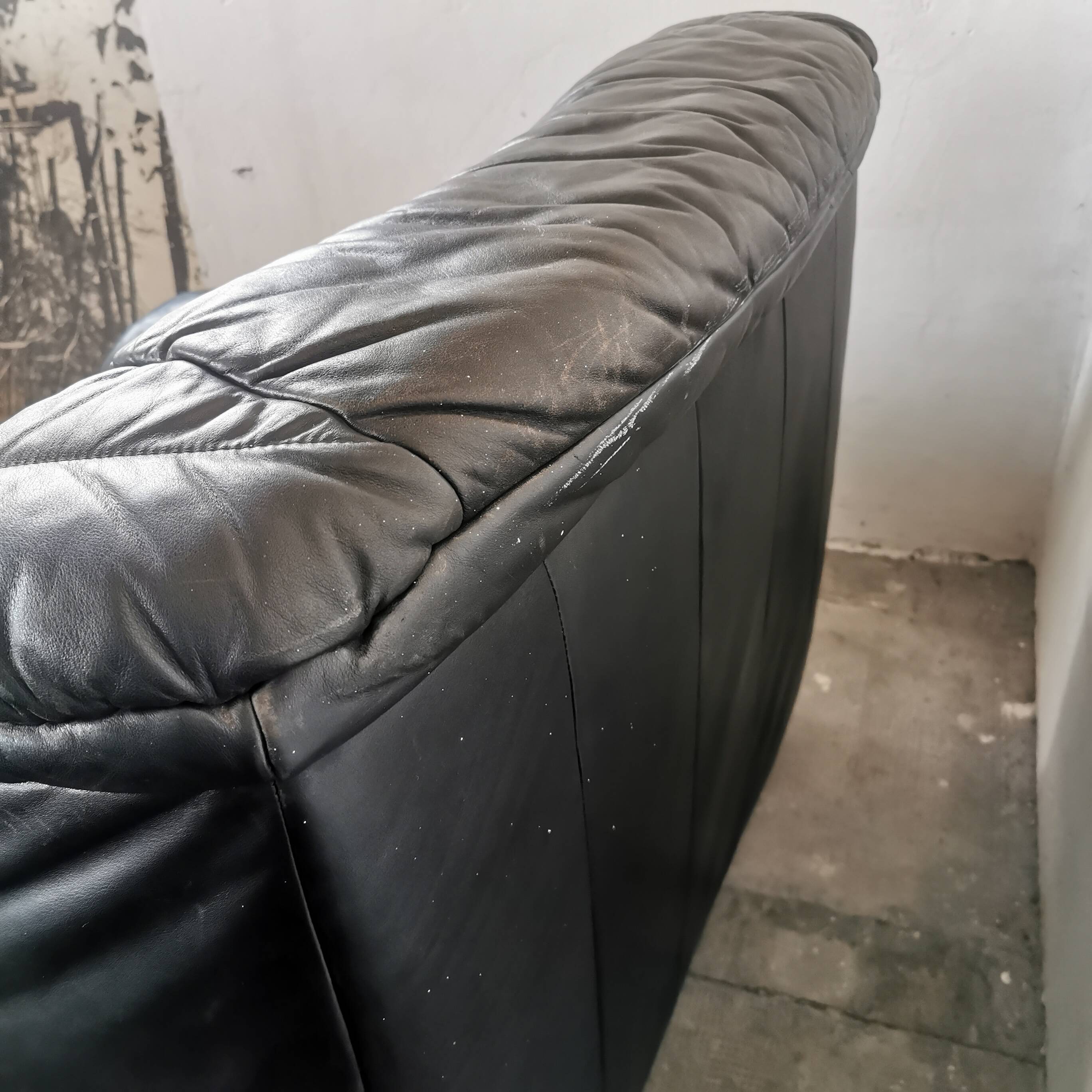 Pair of black leather armchairs from the 80s