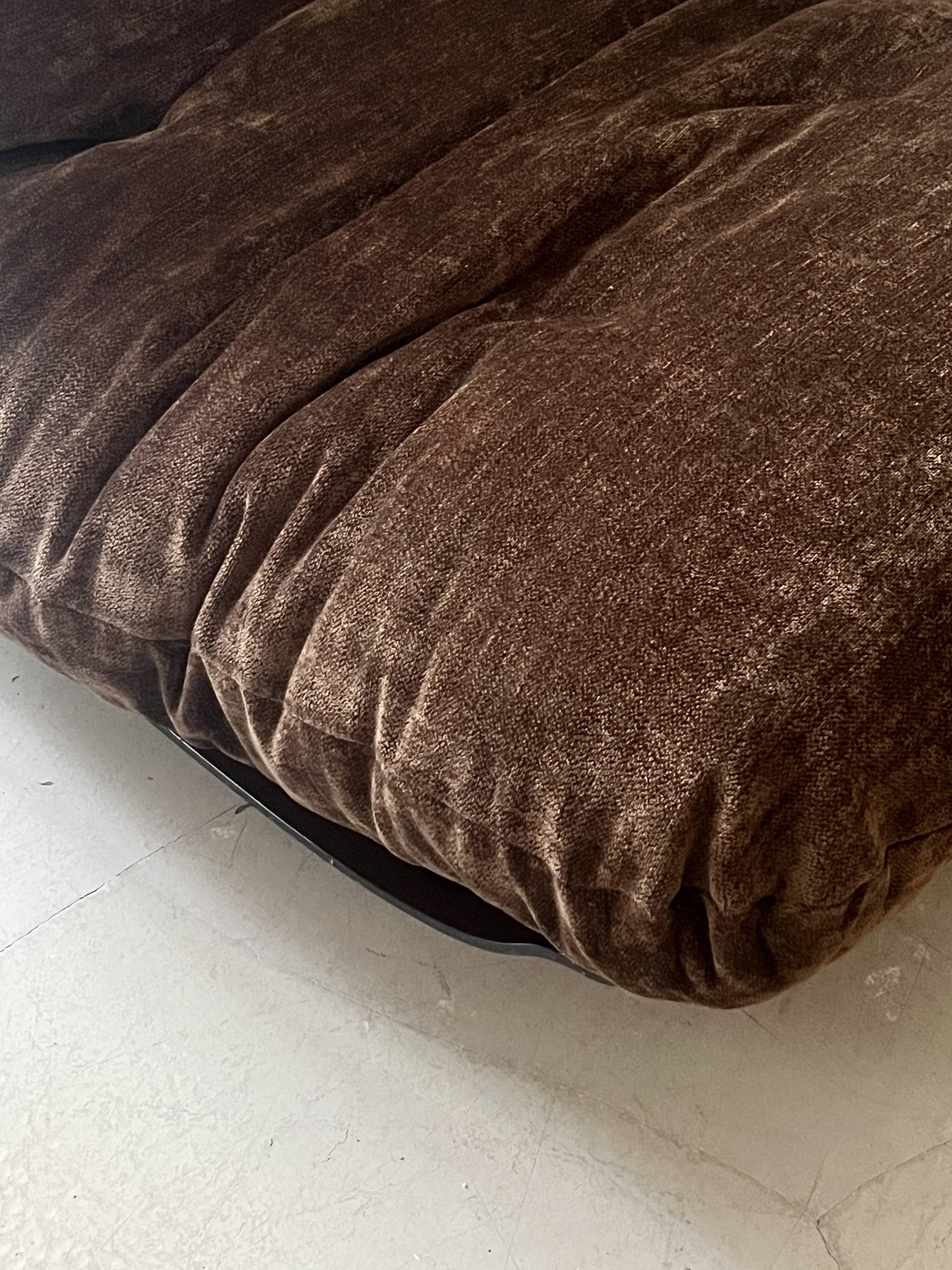 Chauffeuse Marsala en plexiglas fumé & velours ras marron, Ligne roset 1970