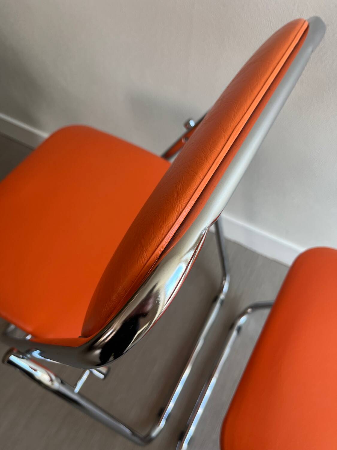 Chaises pliantes vintage chrome / skaï orange Soudexvinyl