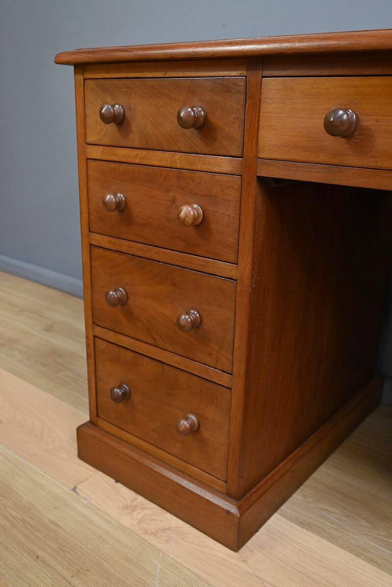 Victorian Mahogany Pedestal Desk, England – Late 19th Century