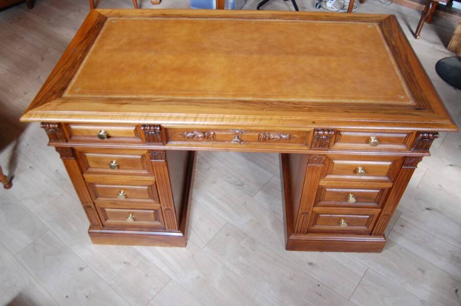 Napoleon III desk in walnut from the late 19th century.