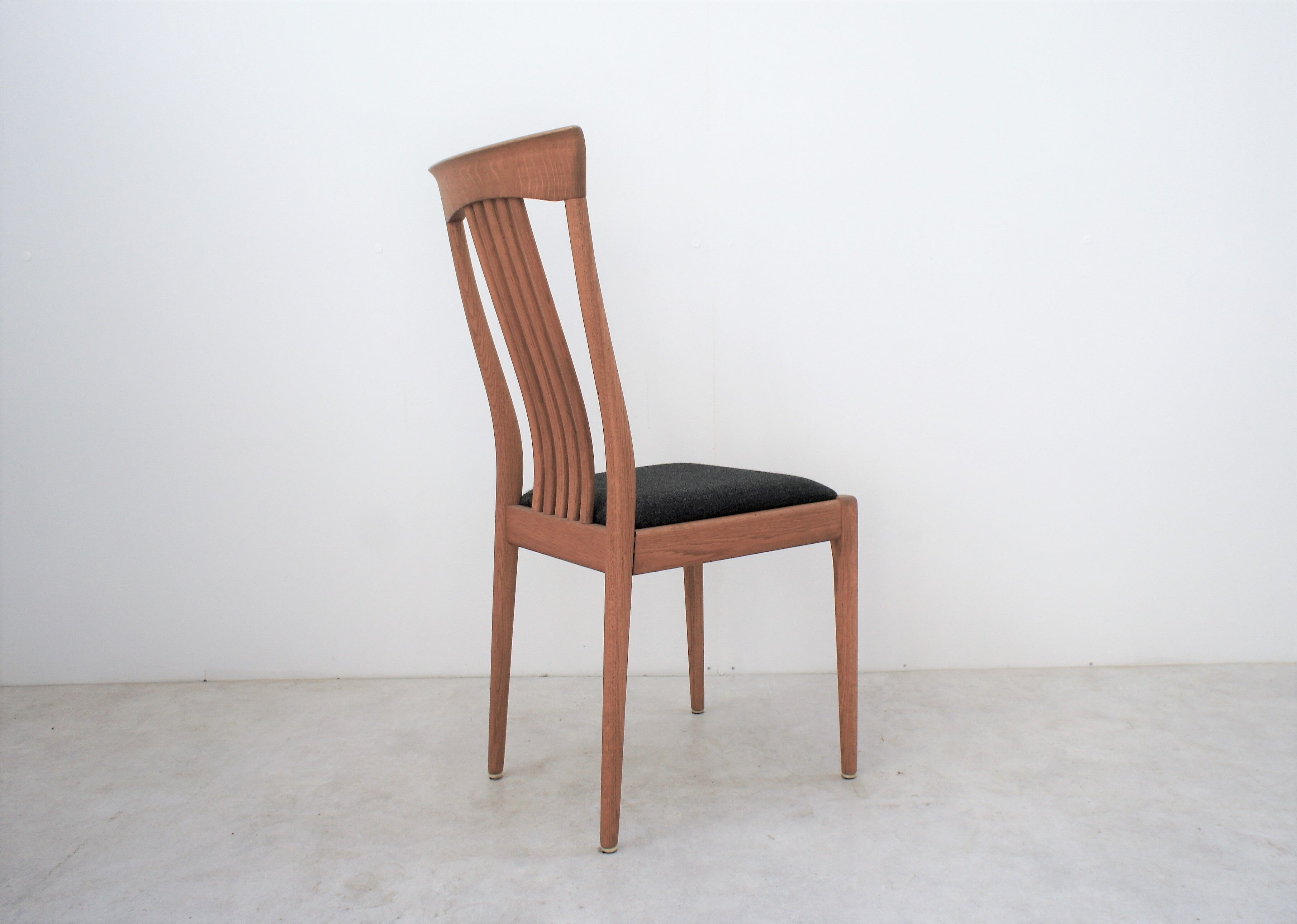 Série de six chaises scandinaves en chêne clair