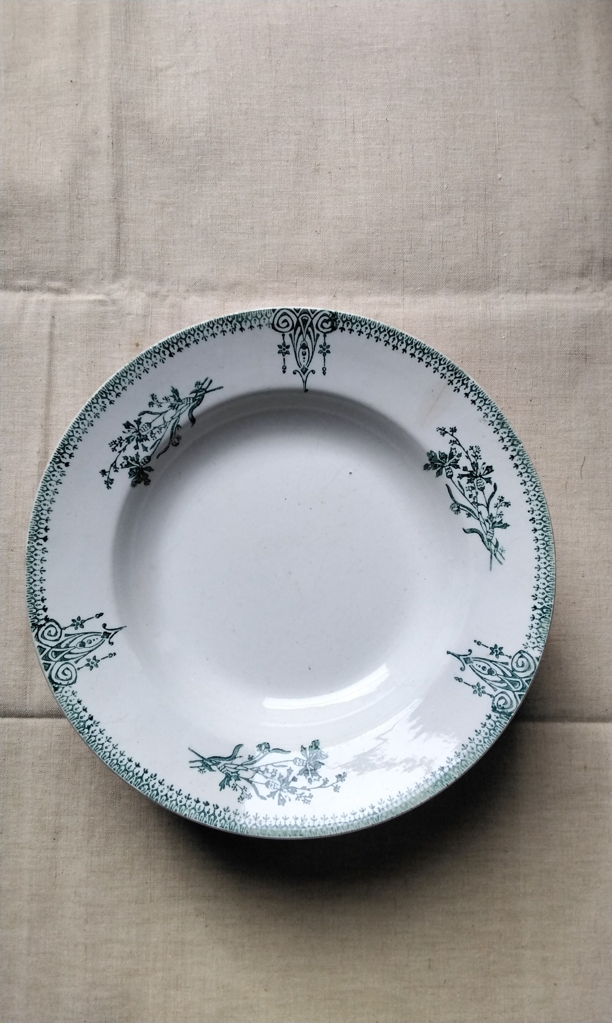 Set of 10 hollow plates