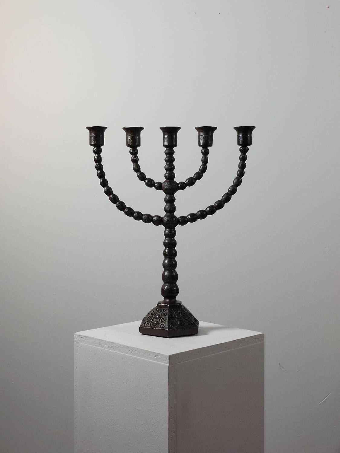 Candelabre en forme de bobine de style menorah habilement forgé.