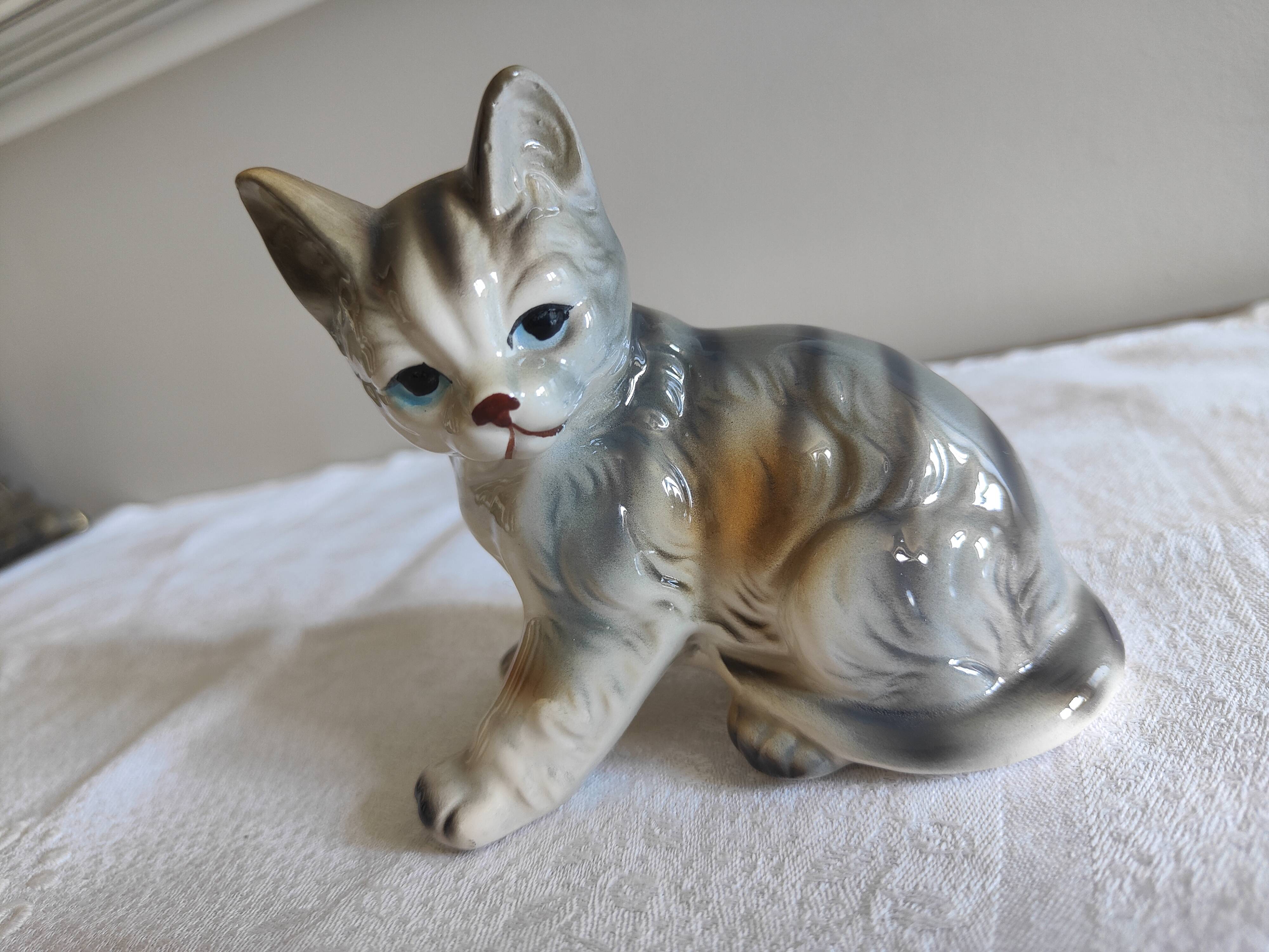 Figurine, Cat statuette, in old 20th century enameled ceramic. Animal figurine, vintage feline