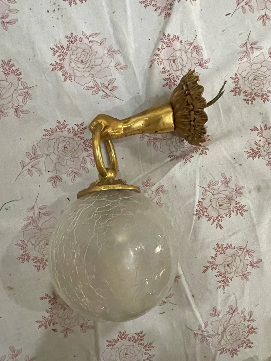 Vintage wall light in gilded bronze with a cracked glass globe.