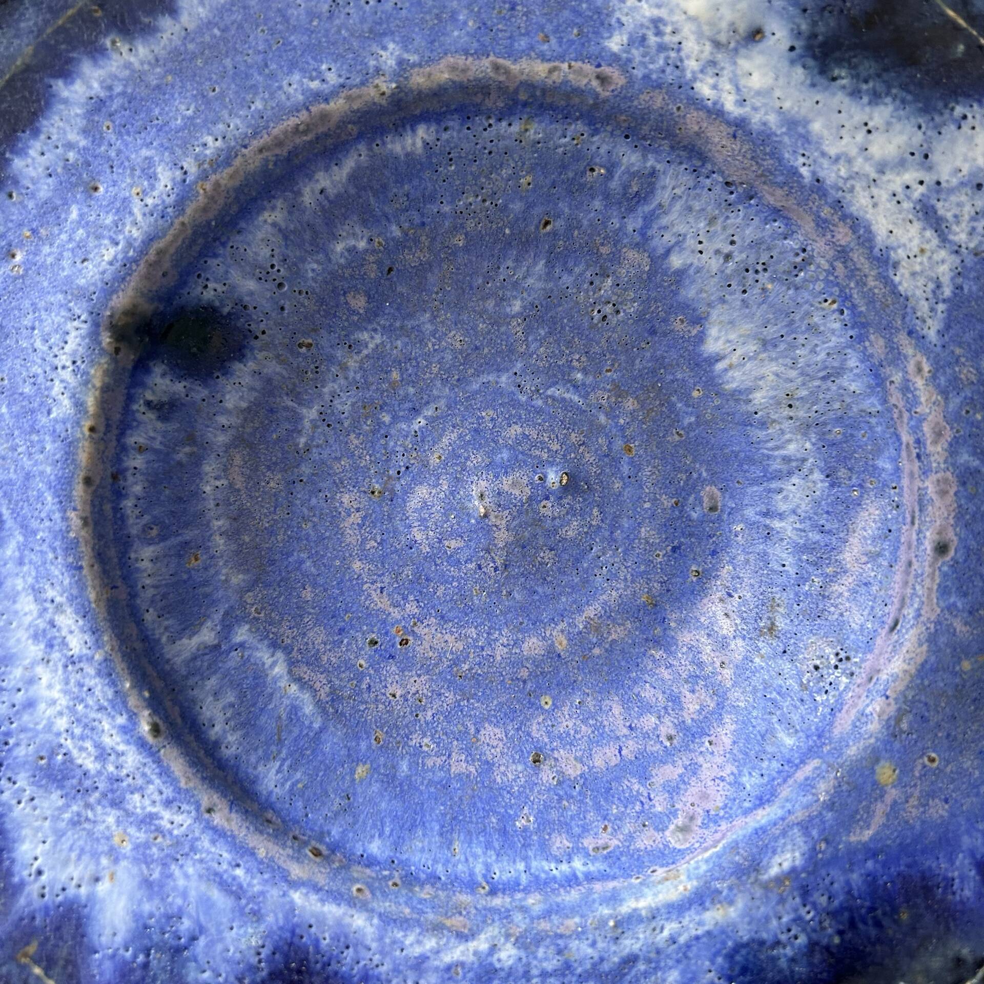 Plat creux bleu indigo signé