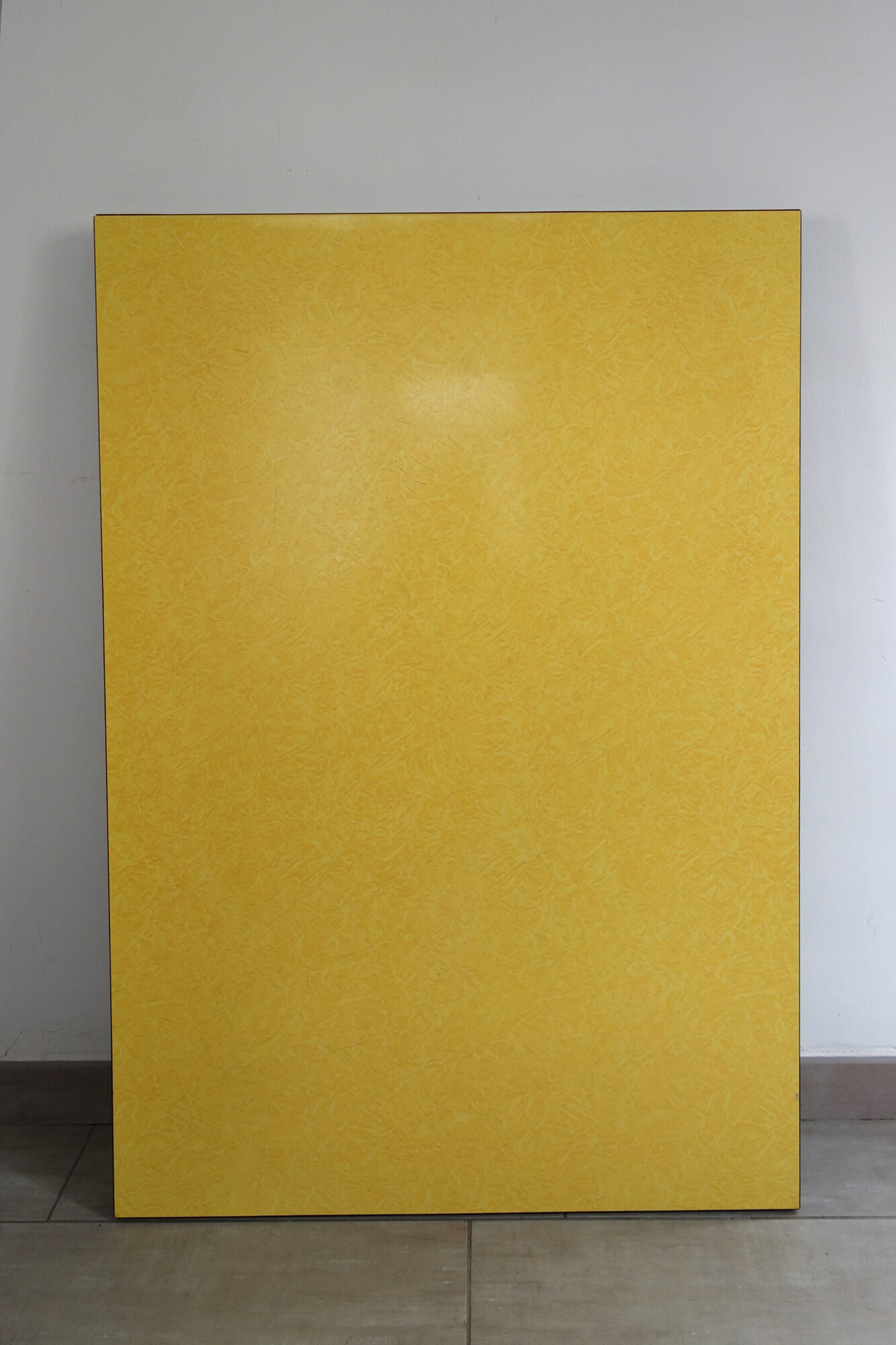 Table formica jaune et pieds bois années 50