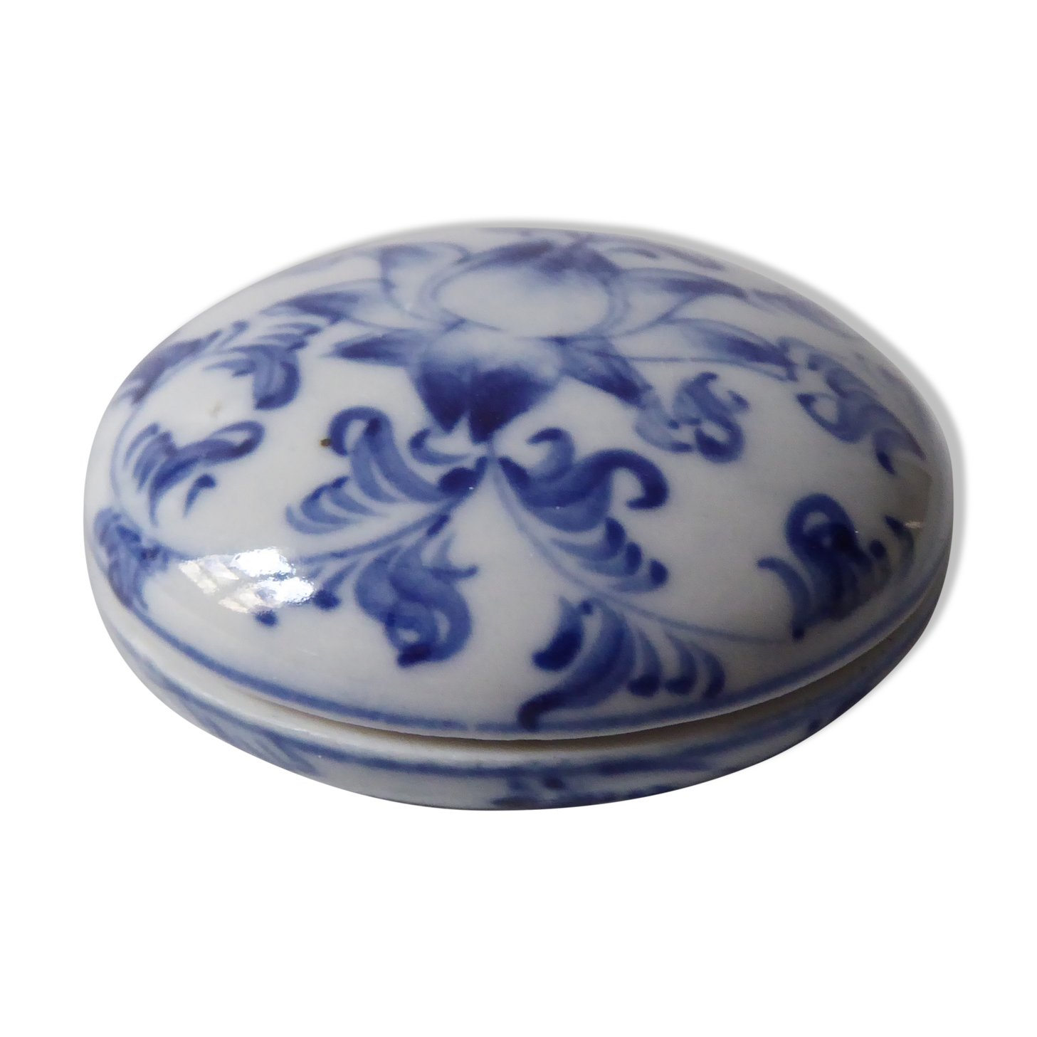 Porcelain pill box decorated with blue and white flowers