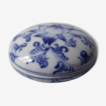 Boite à pilules en porcelaine à décor de fleurs bleu et blanc