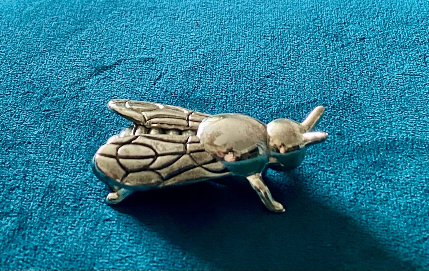 6 Bee-shaped knife holders, silver-colored metal