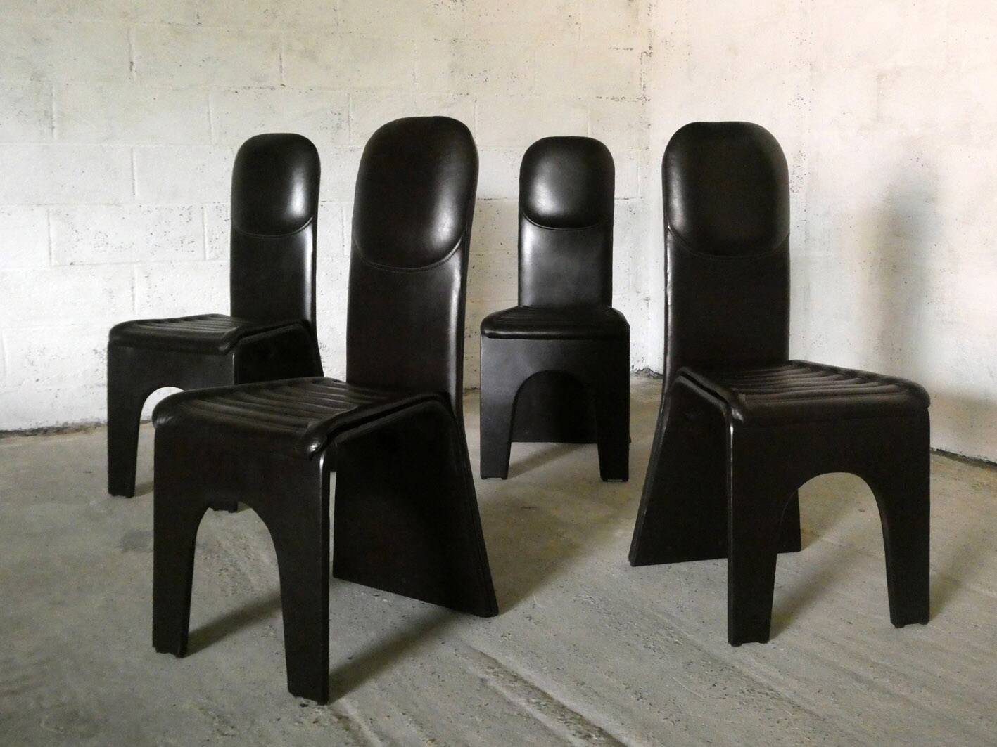 Série de 4 chaises en cuir brun, 1970