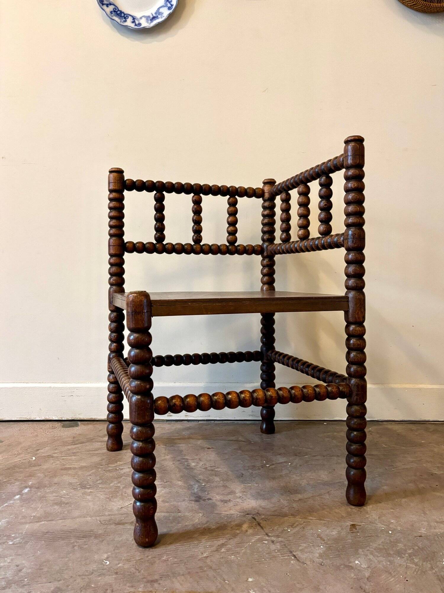 Chaise de coin en bois tourné
