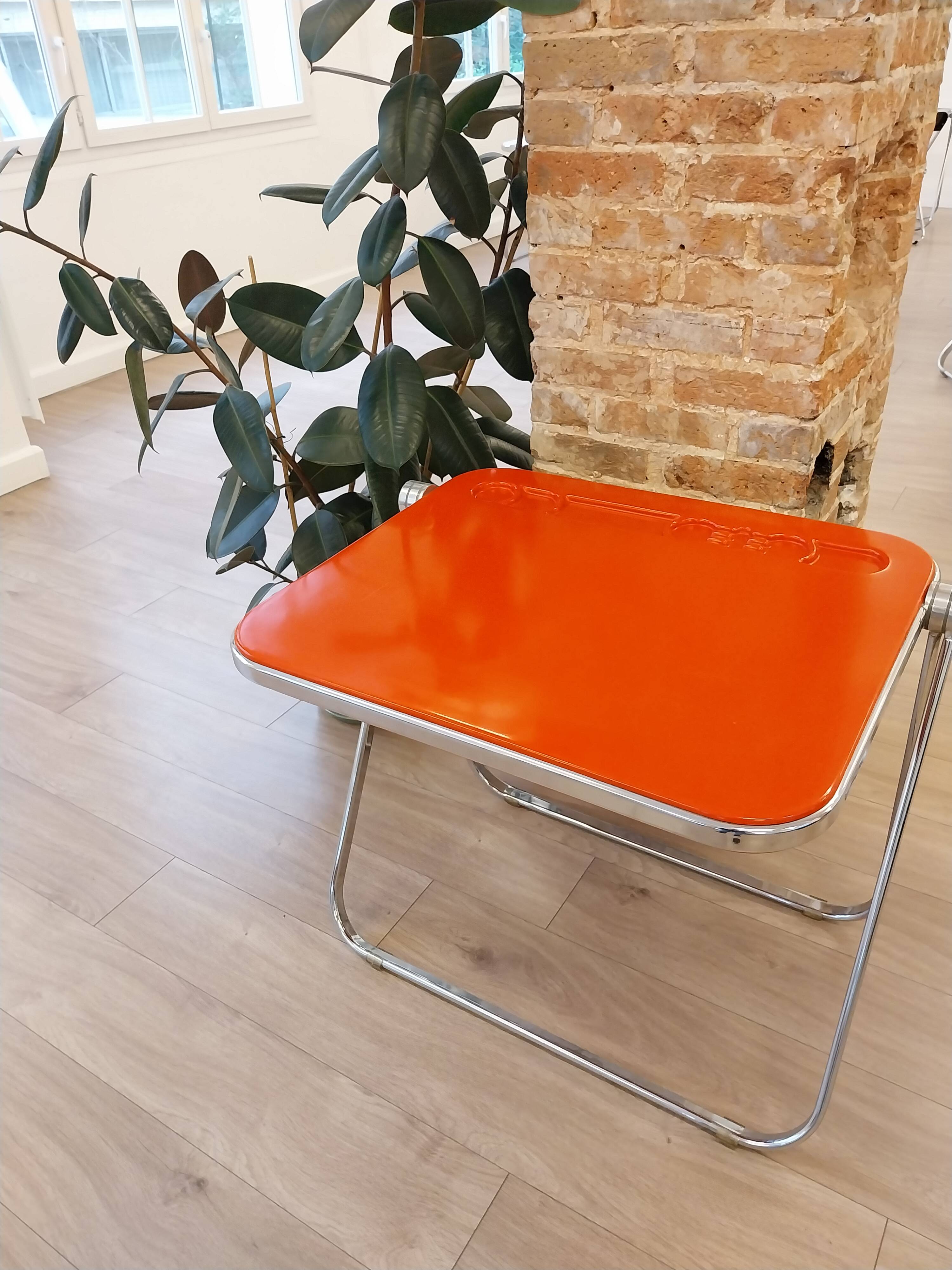 Vintage lot design – Platone table + red Plia chairs – Anonima Castelli