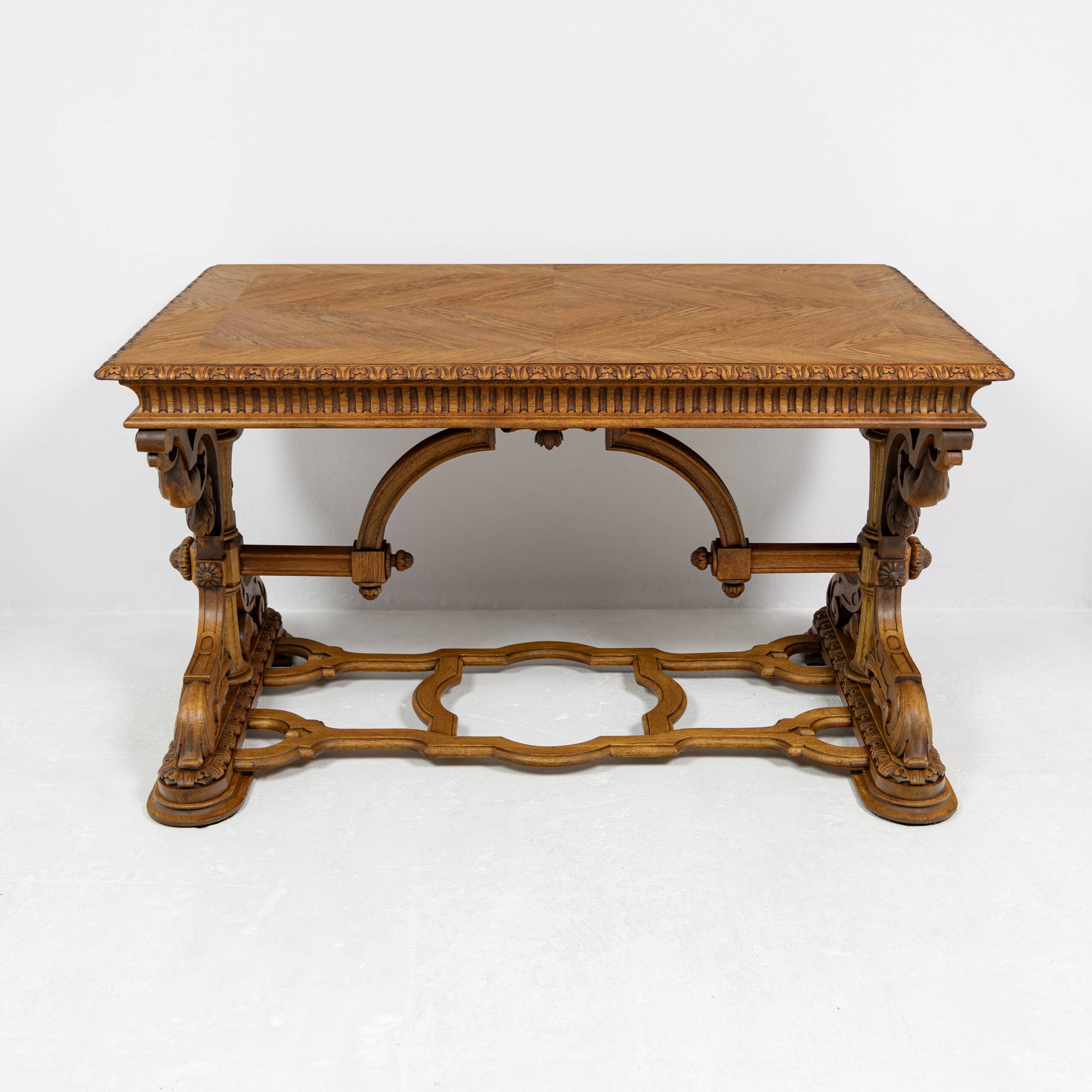 Table de bureau Néorenaissance en chêne 1880-1900