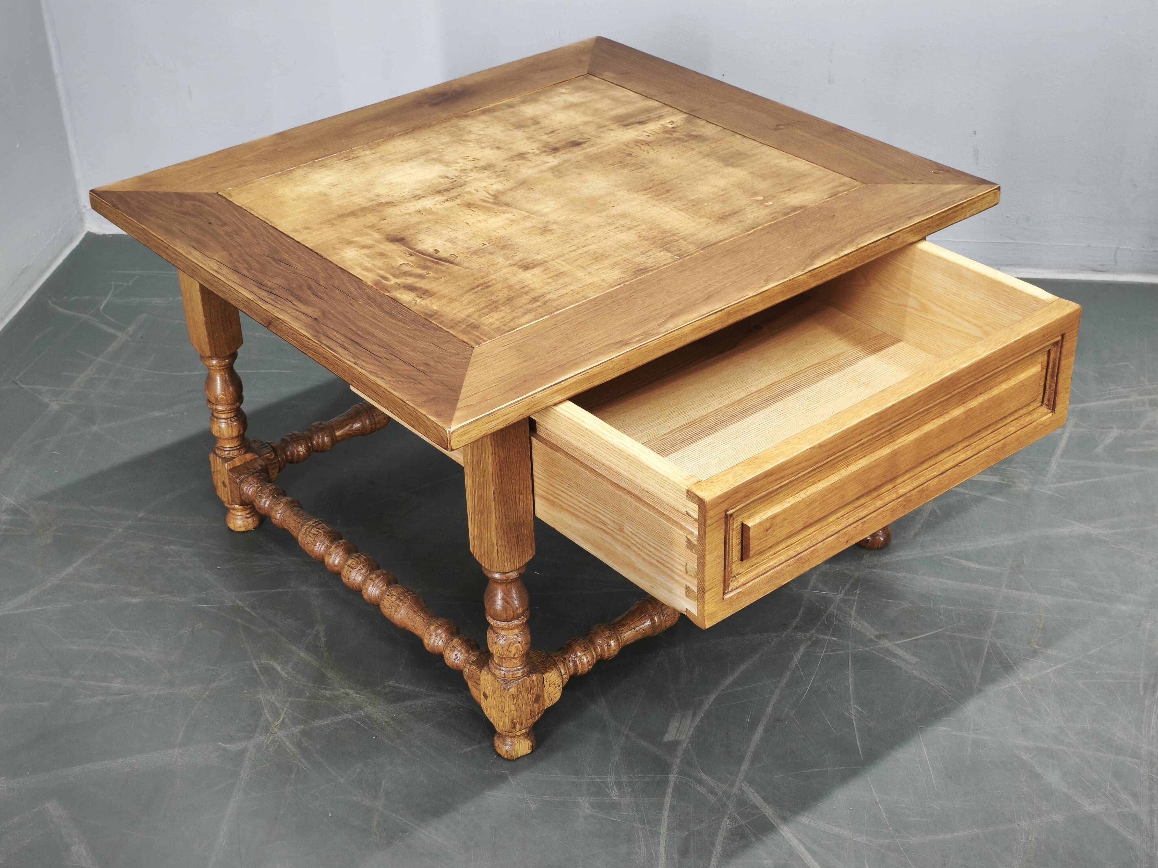 Paire de grandes tables de nuit en chêne massif européen, années 1980.