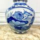 Vase chinois en porcelaine bleu blanc décoré de fleurs de lotus