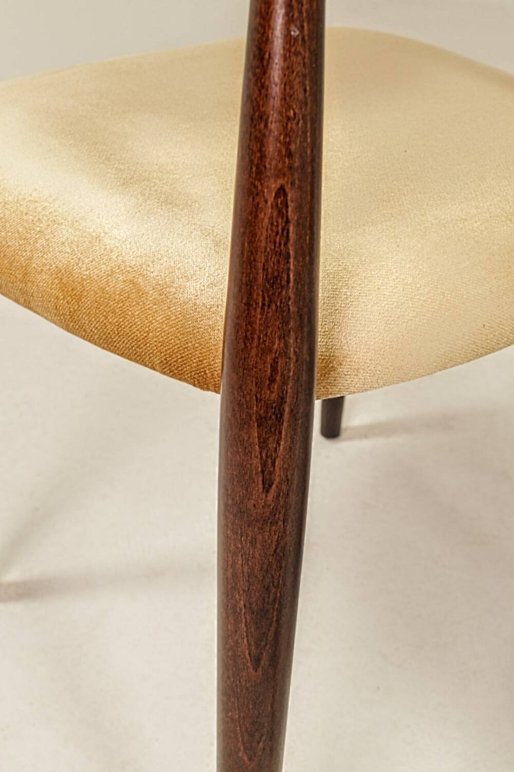 Une paire de chaises scandinaves en velours beige camel.