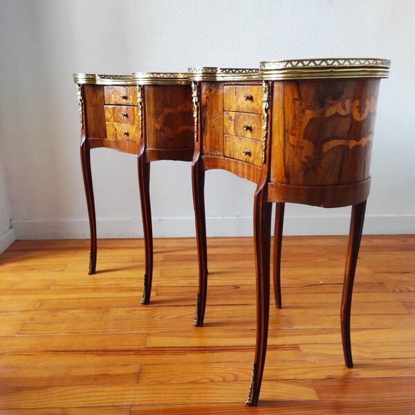 Paire de tables de chevet style Louis XV en bois marqueté