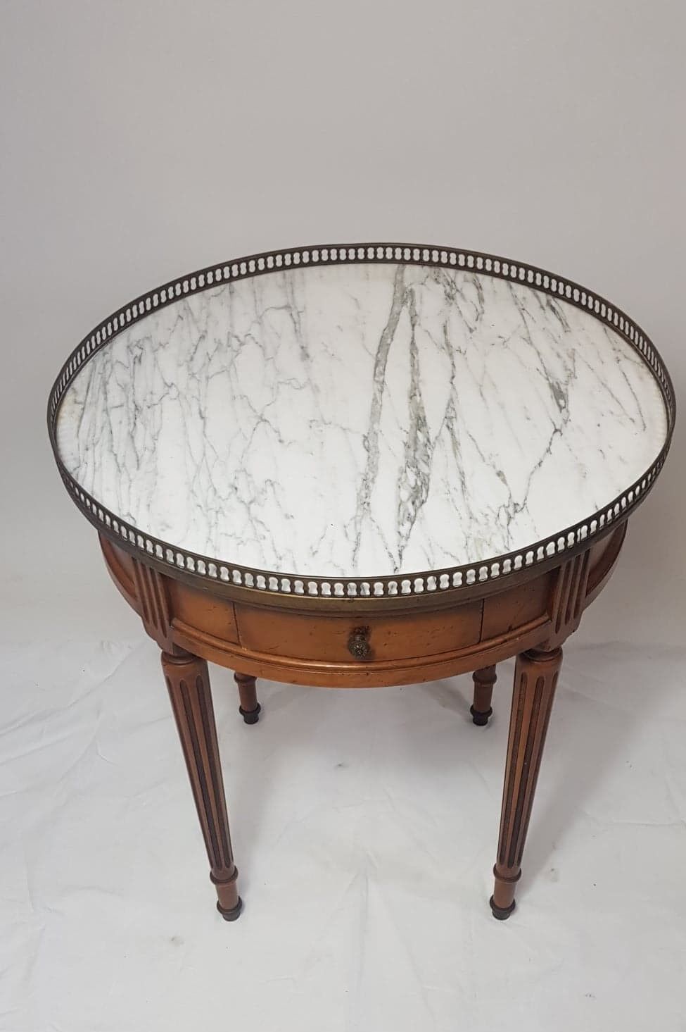 Tabel hot water bottle pedestal table Louis XVI style