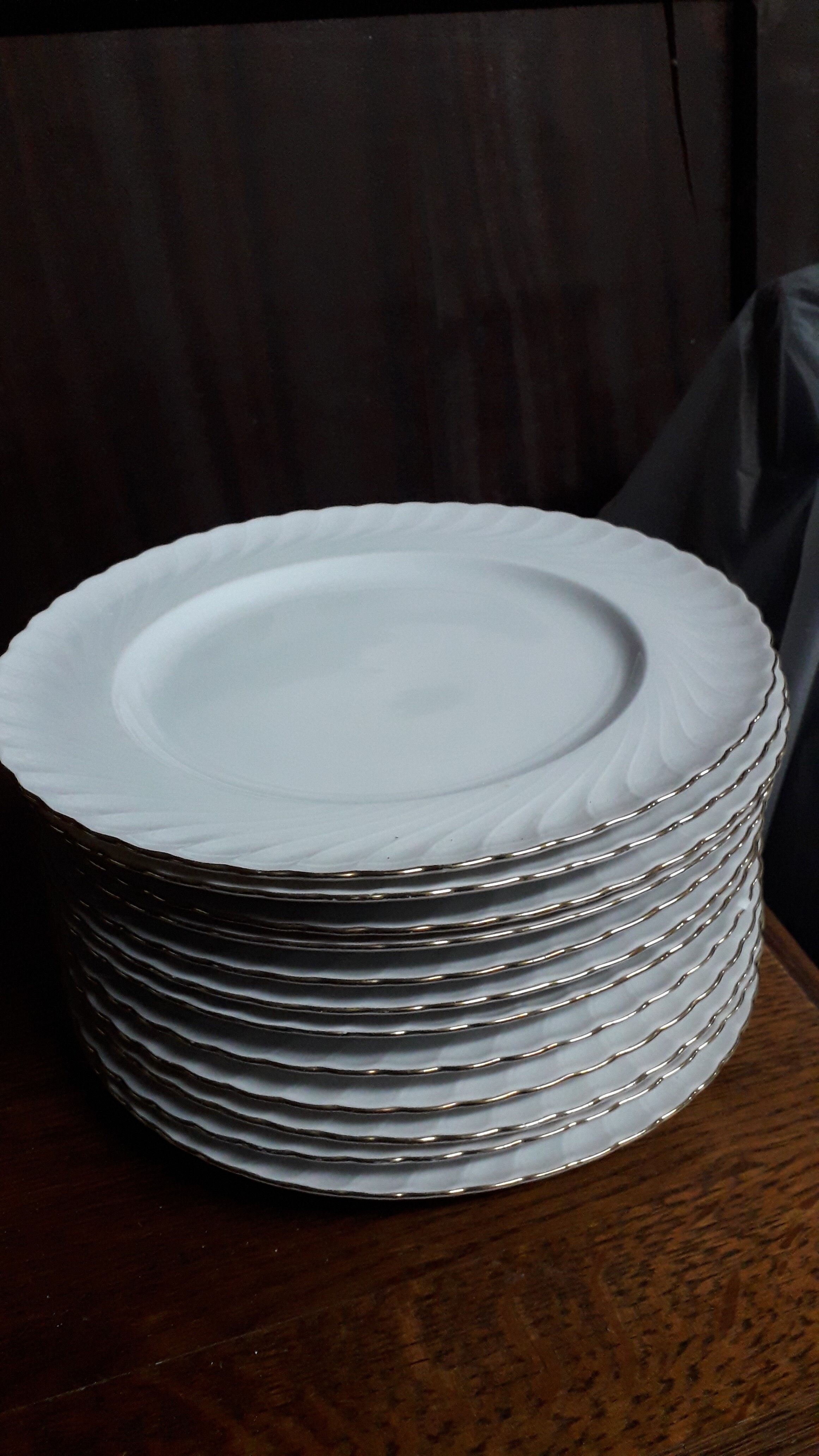 Porcelain dessert plates with cake dish