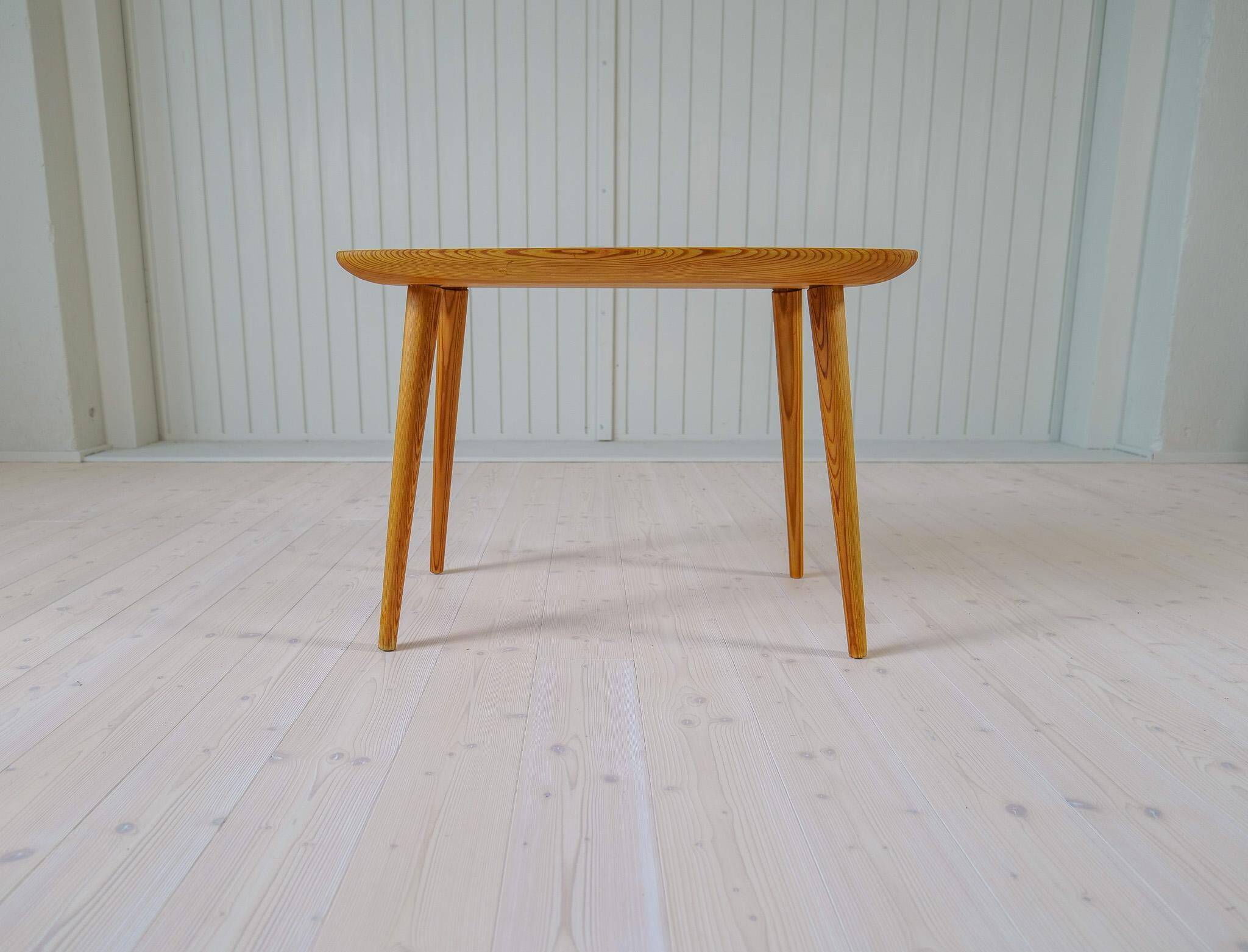 Table basse moderne du milieu du siècle en pin Suède 1940s