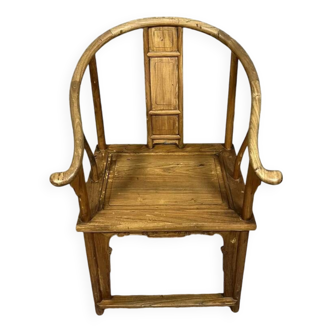 Chine XXeme: Fauteuil à dossier en fer à cheval en bois naturel