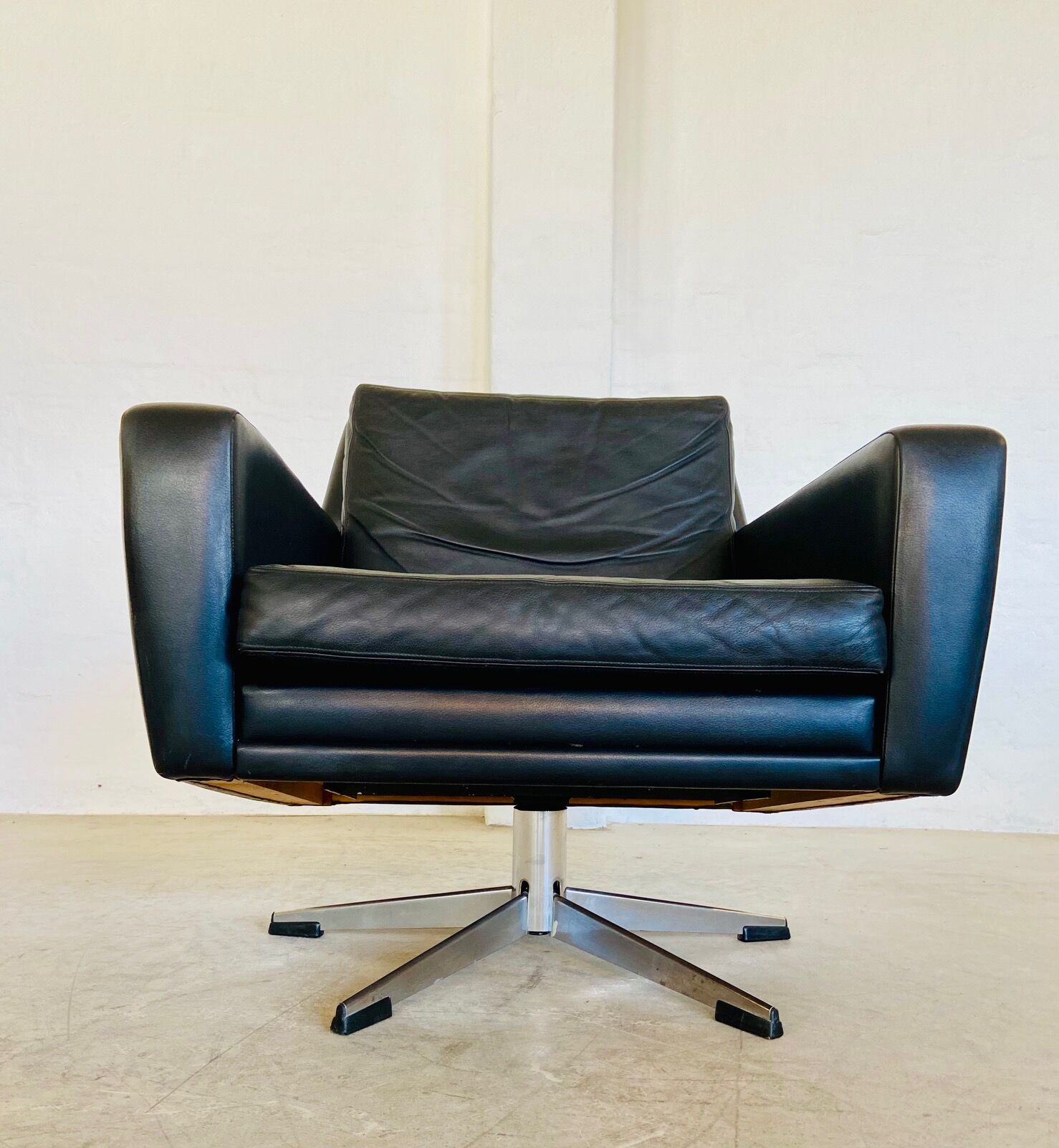 Vintage Danish swivel chair in black leather by Georg Thams
