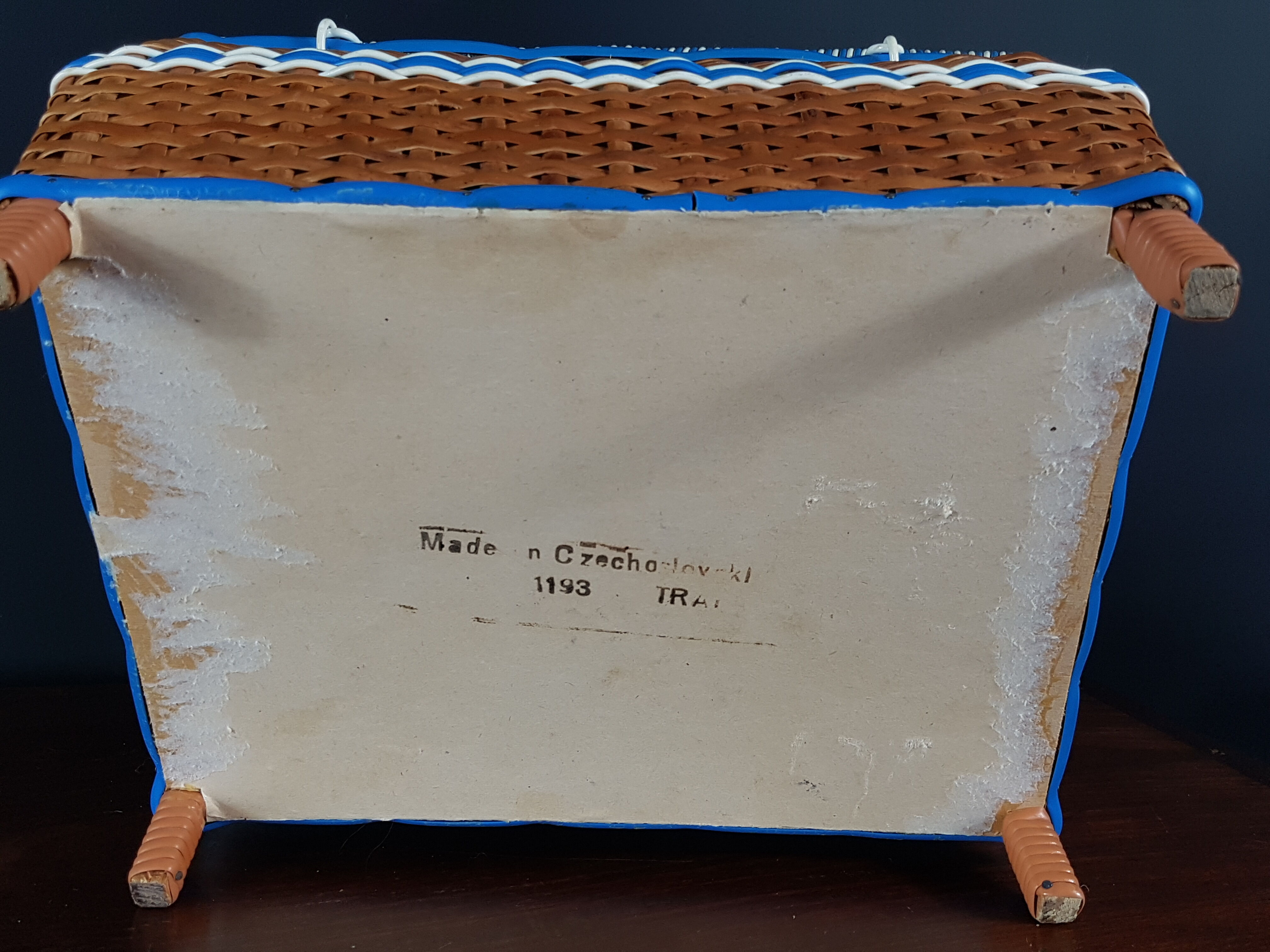 Vintage wicker sewing box 60