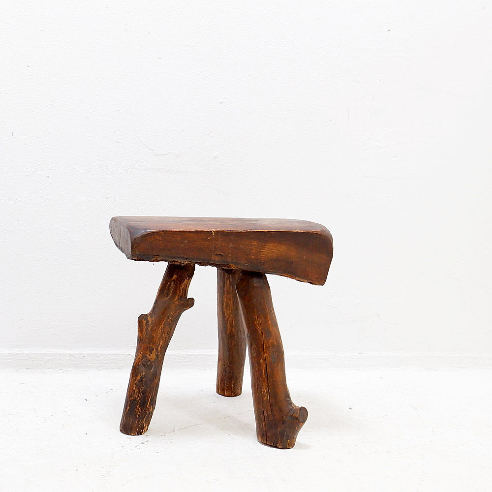 Rustic brutalist tripod stool in wood - Natural shape - 1950s/60s