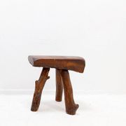 Rustic brutalist tripod stool in wood - Natural shape - 1950s/60s