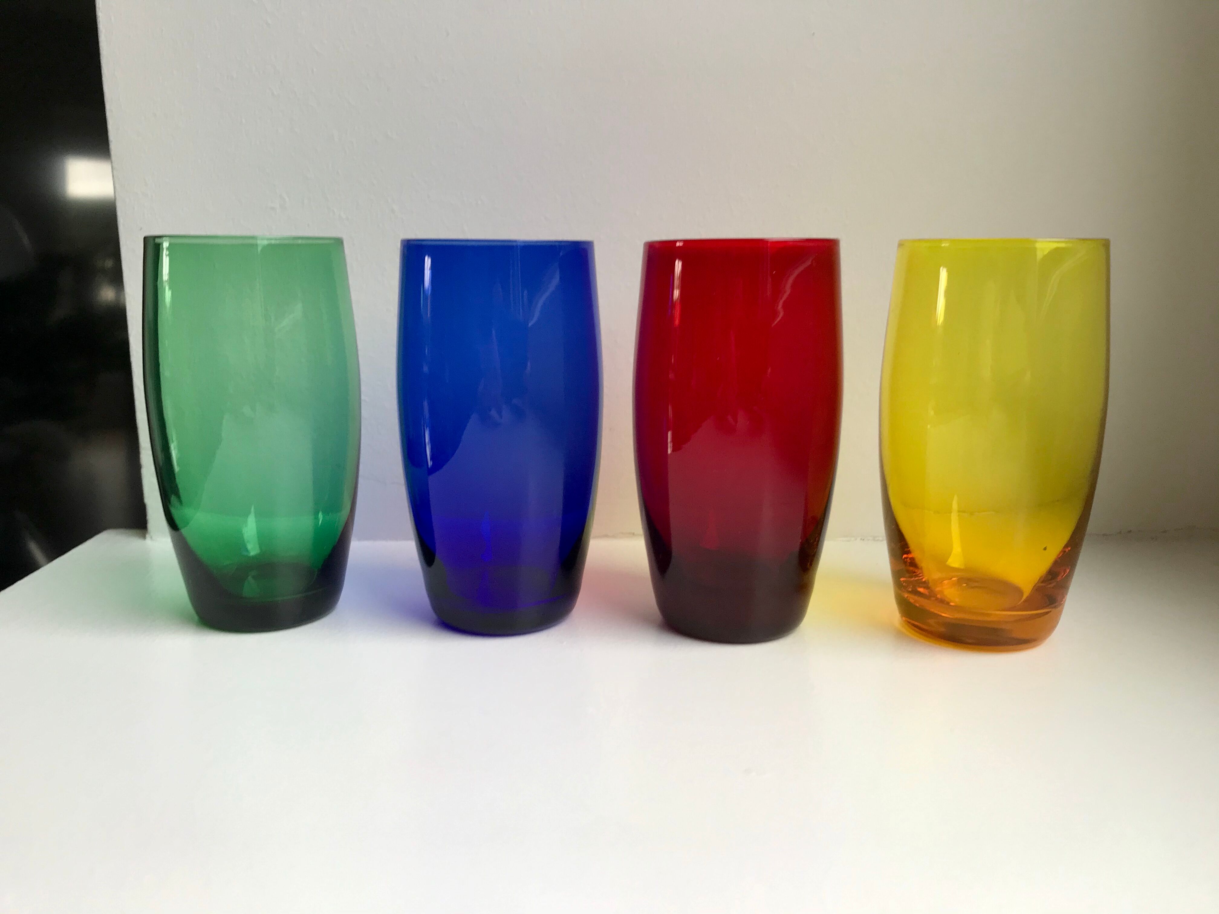 Lot de 4 verres à eau design en verre coloré années 70