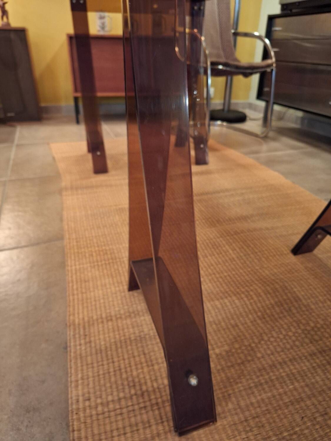 Europe altuglas desk by Gacita and Tiberi