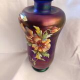 Vase en verre irisé avec fleurs émaillées, début XXème
