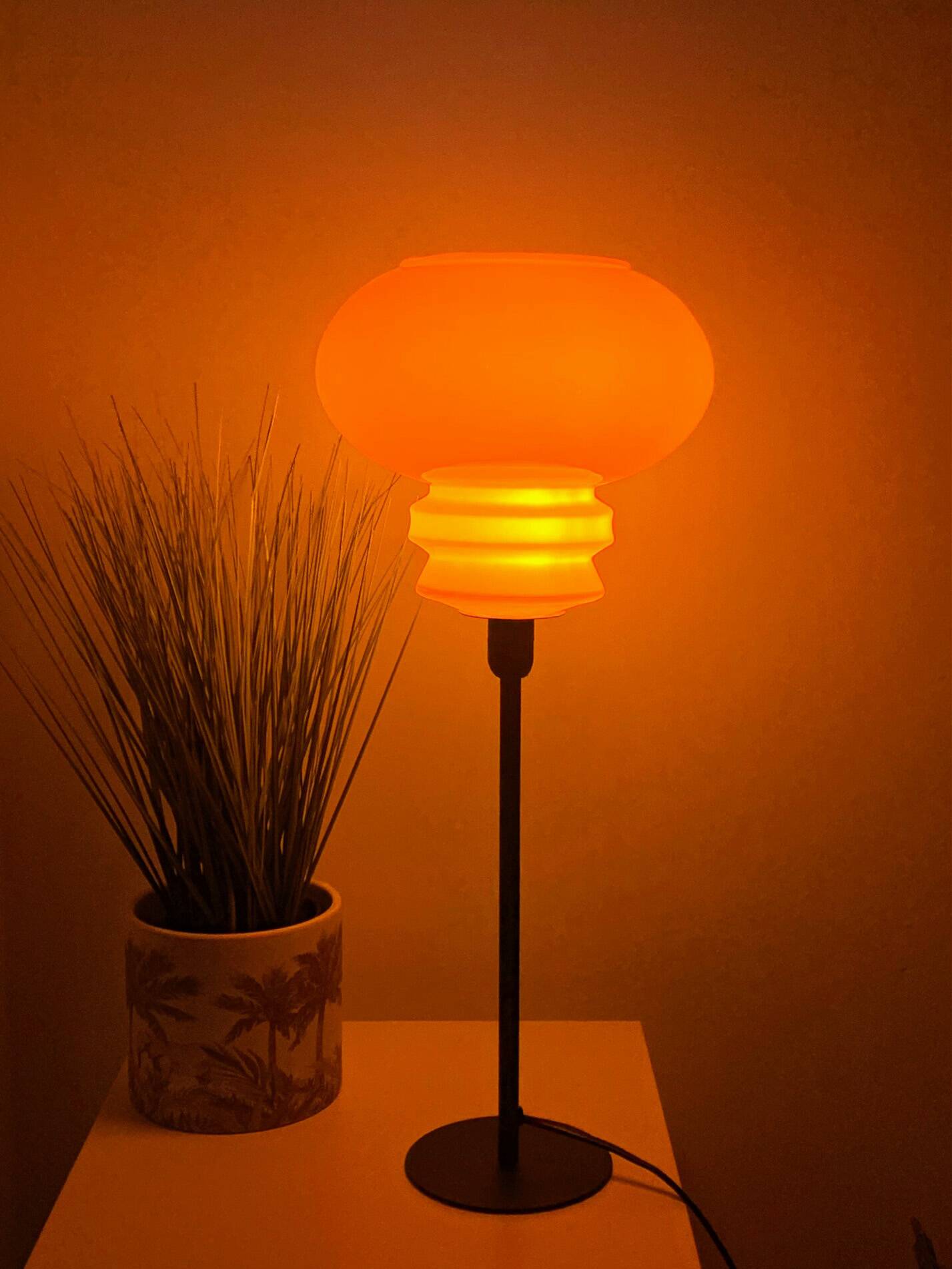 Lampe de table à poser réalisée avec un abat-jour vintage orange en verre et un pied doré