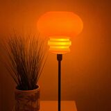 Lampe de table à poser réalisée avec un abat-jour vintage orange en verre et un pied doré