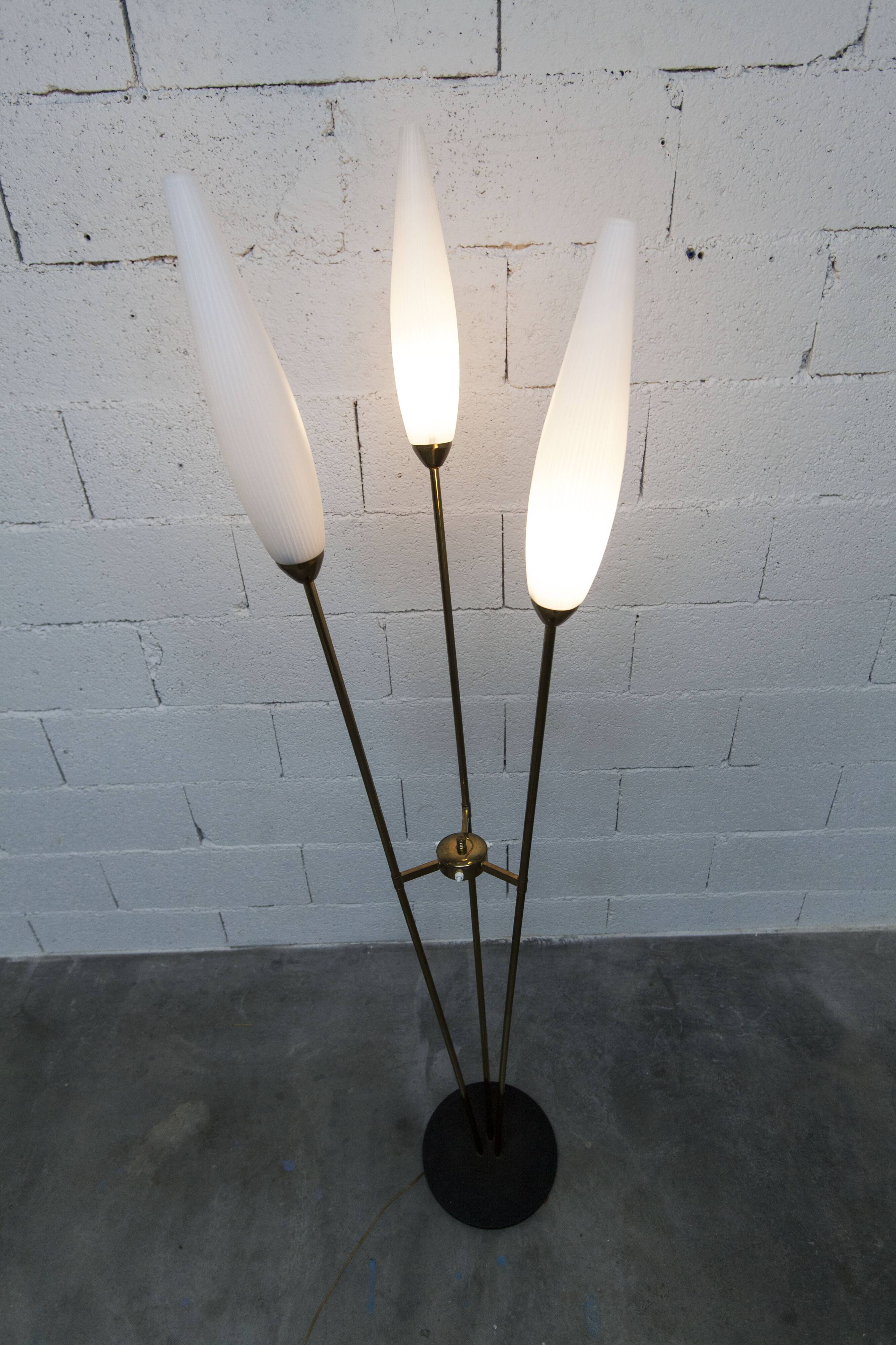 Lampadaire à 3 branches de 1960 laiton doré, fonte et opalines