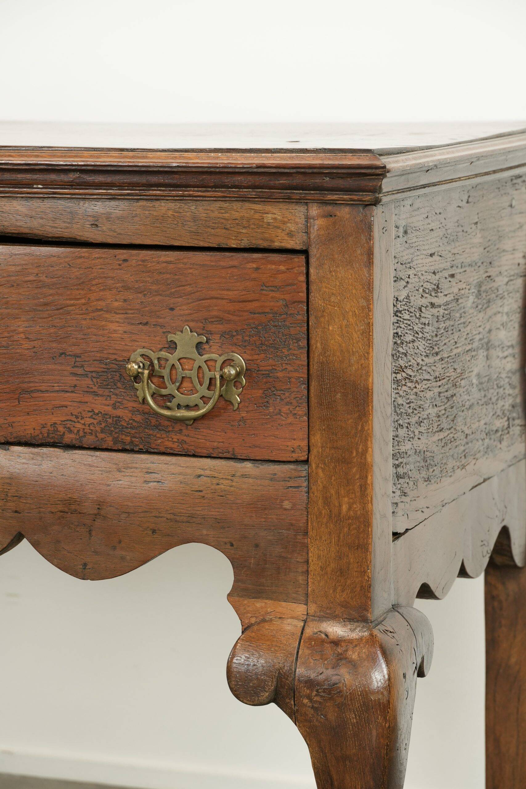 Buffet anglais ancien du XVIIIe siècle en chêne.