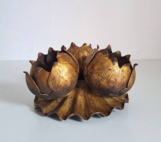 Gold flower-shaped wall lamp
