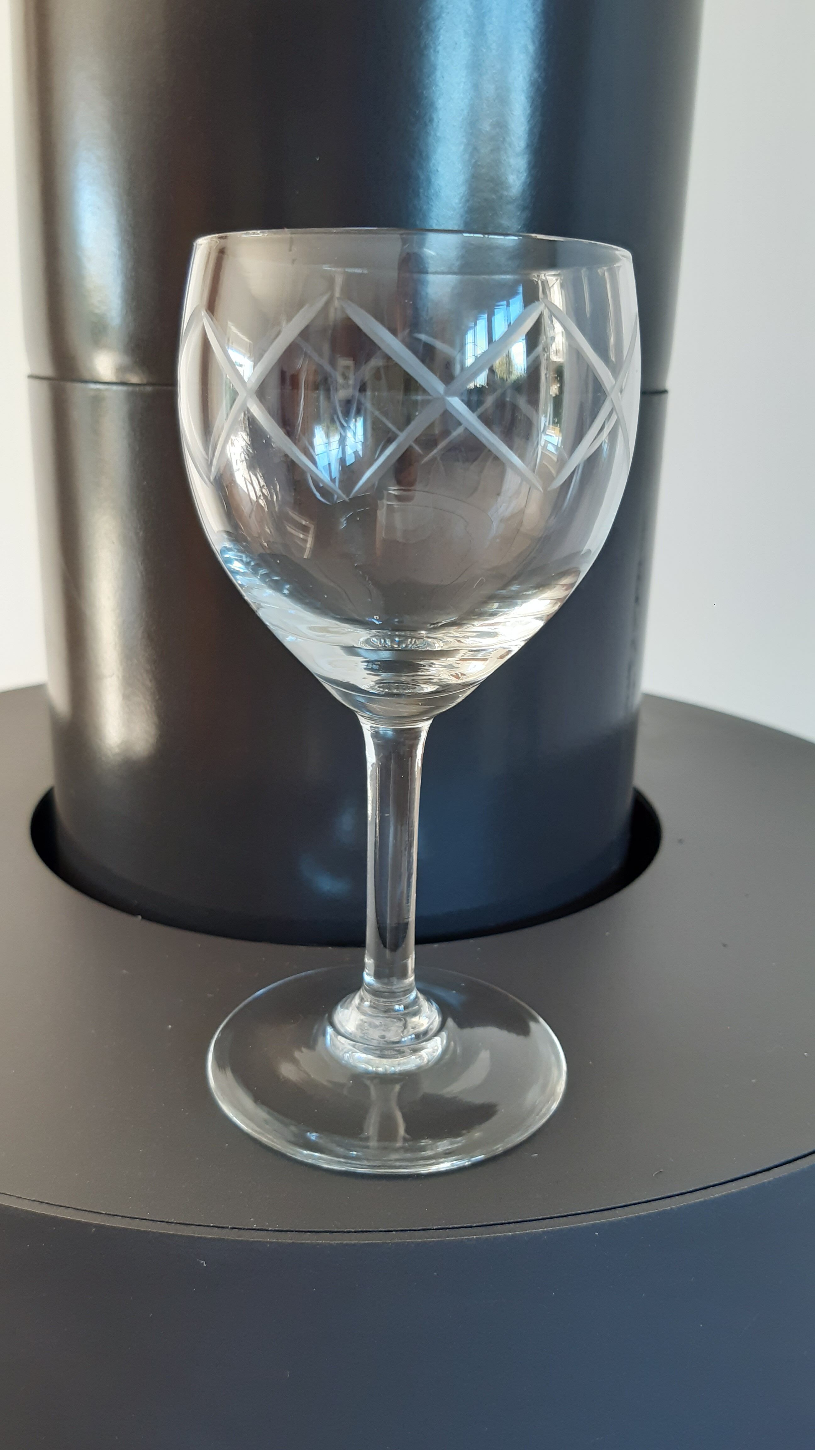 Set of 7 wine glasses engraved 50s