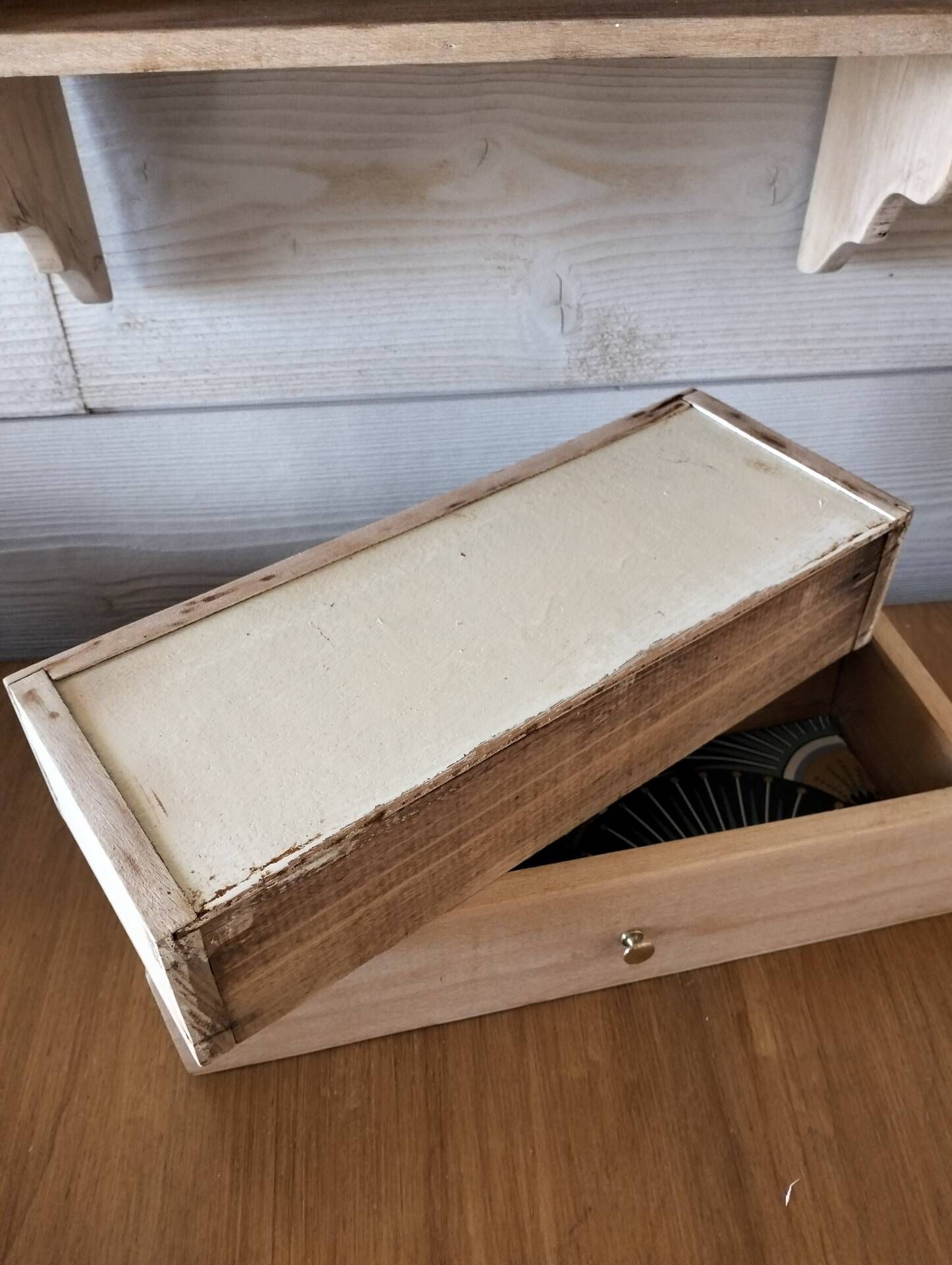 Wall shelf
