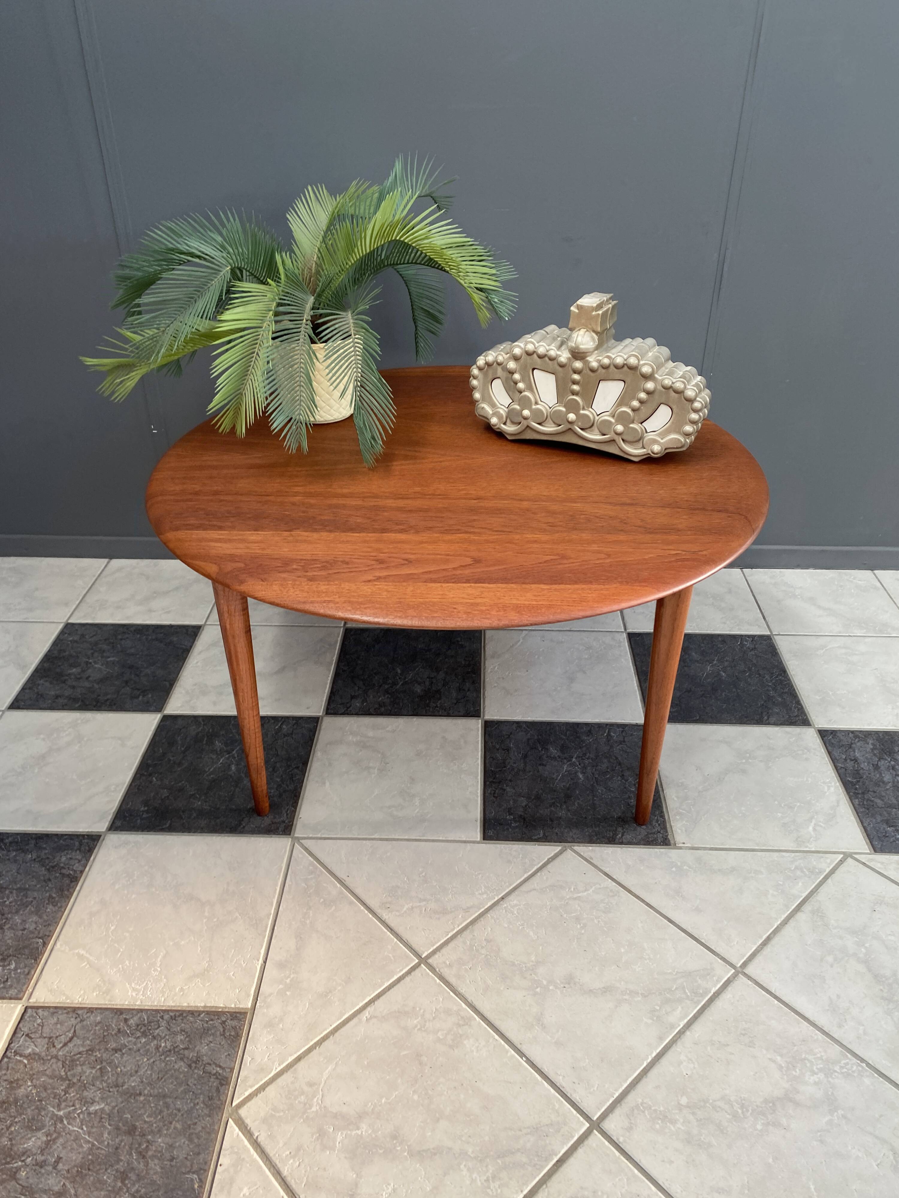 Mid-Century Modern scandinavian coffee table in teak by Hvidt & Mølgaard Nielsen for France and Søn.