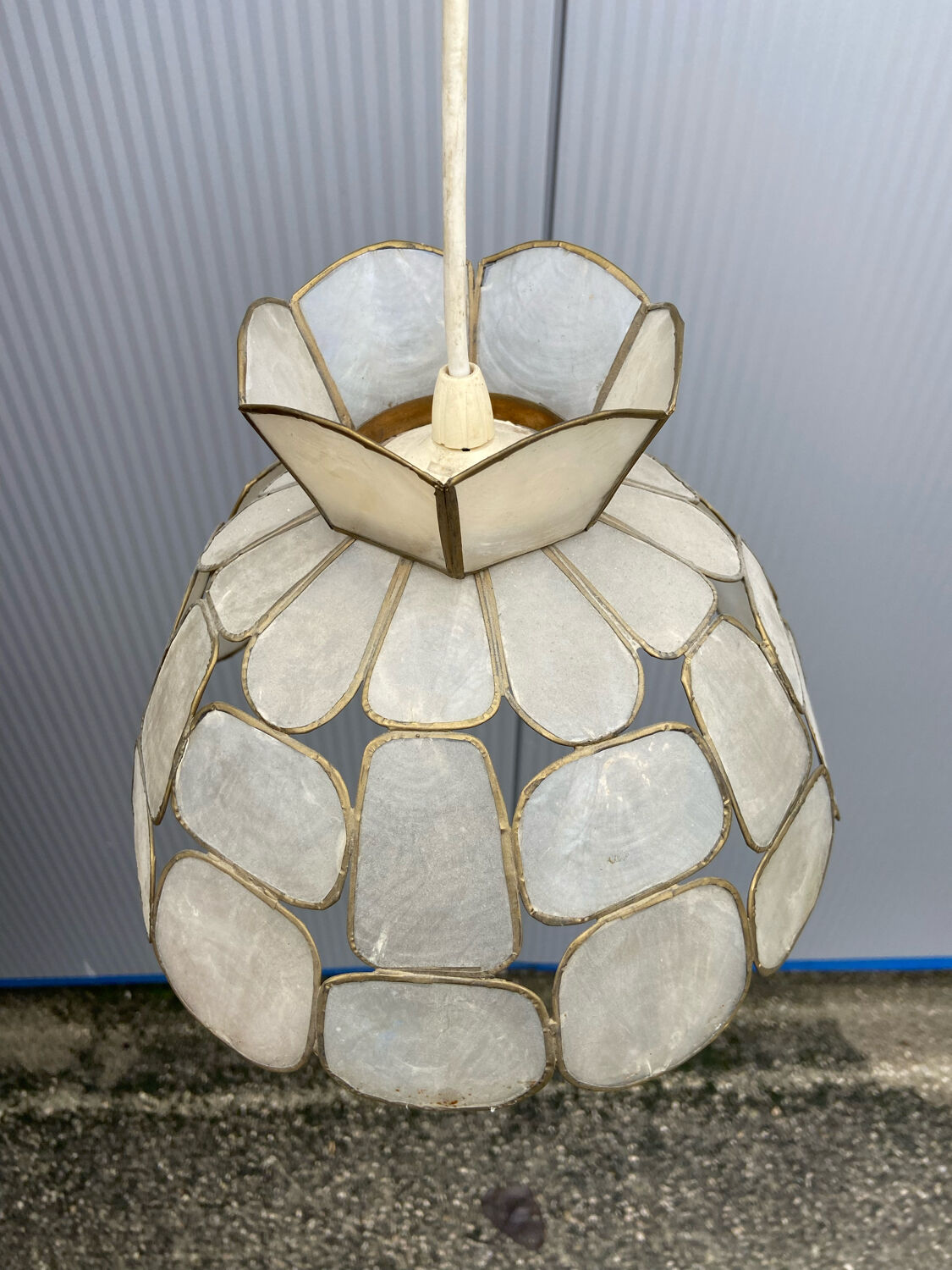 Mother-of-pearl and brass suspension