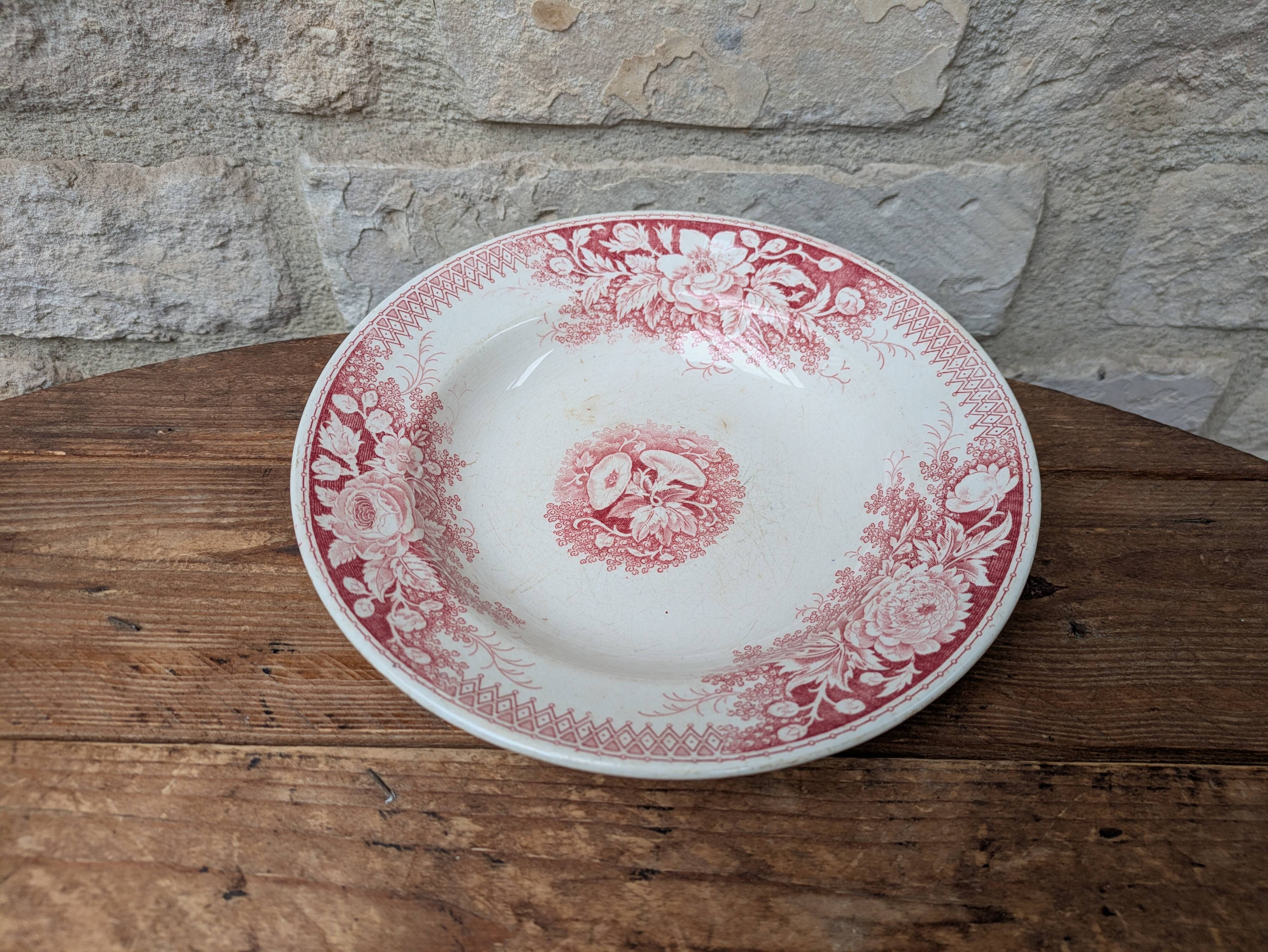 Hollow plate U et Cie Sarreguemines model Jardinière with pink flower decoration.