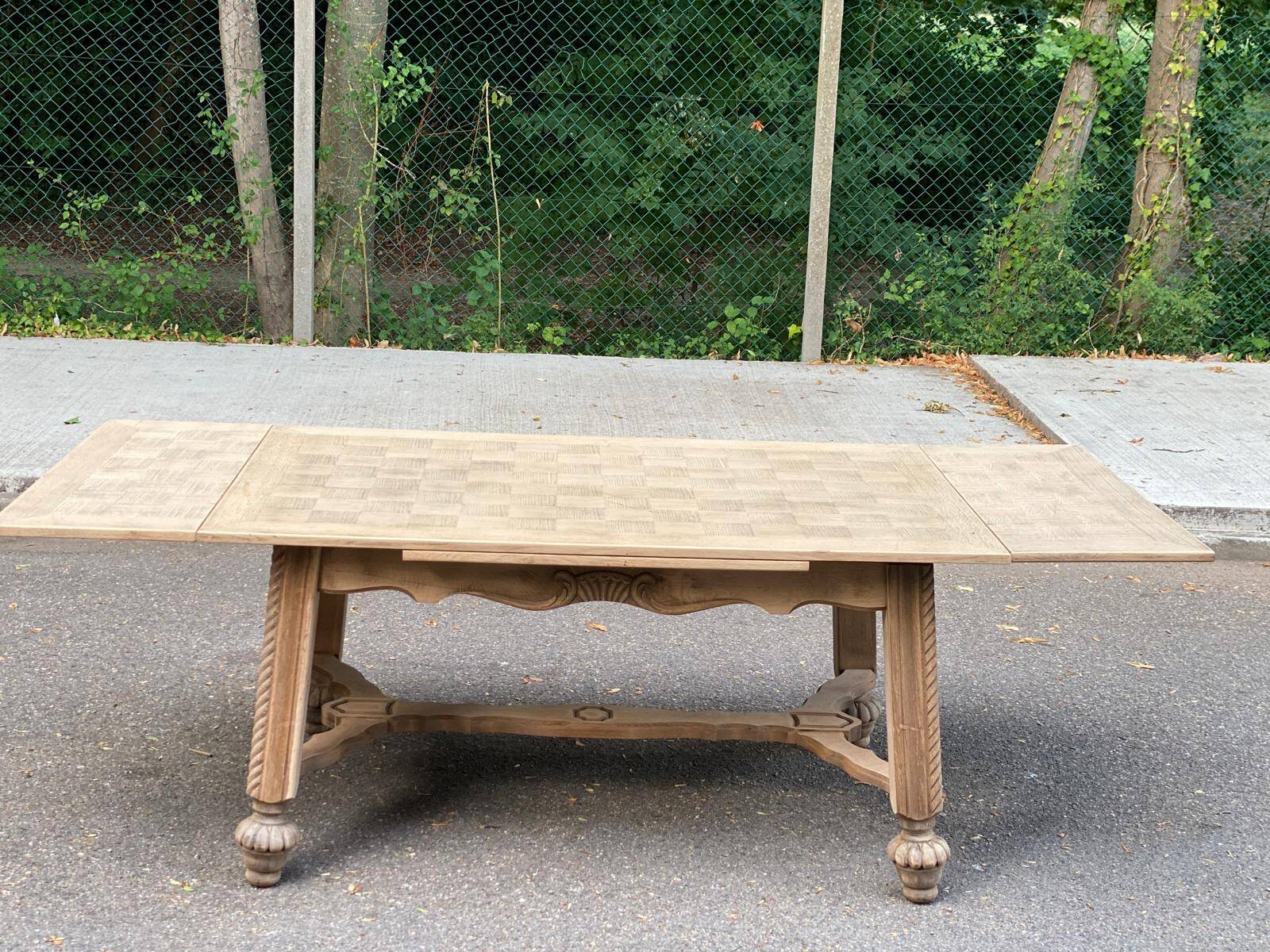 Table à manger extensible Louis XIII décapée en chêne années 50
