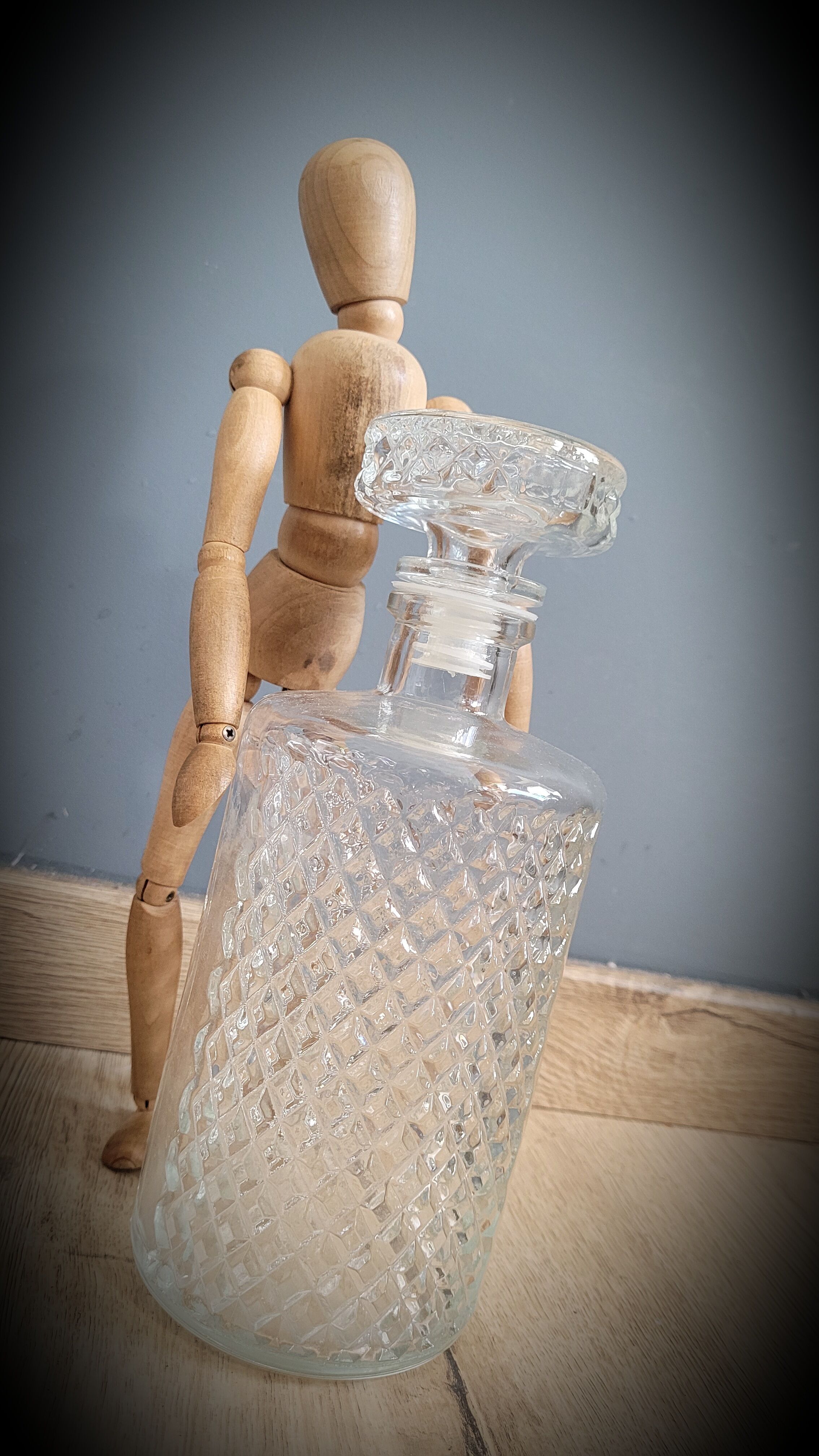 Chiseled round carafe