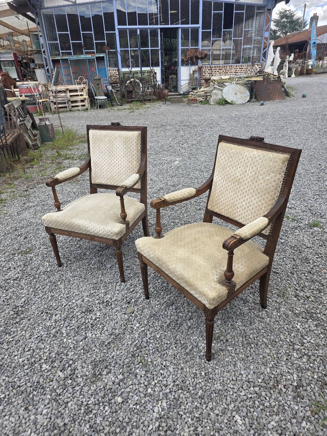 Paire de fauteuils style Louis XVI