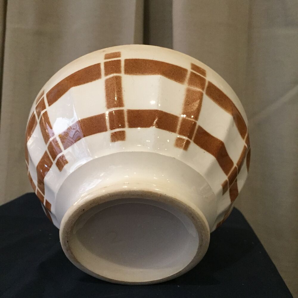 Duo of vintage bowls old white and brown