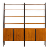 Un meuble mural indépendant en deux parties de style mi-siècle par Brantorps, Suède, années 1960.